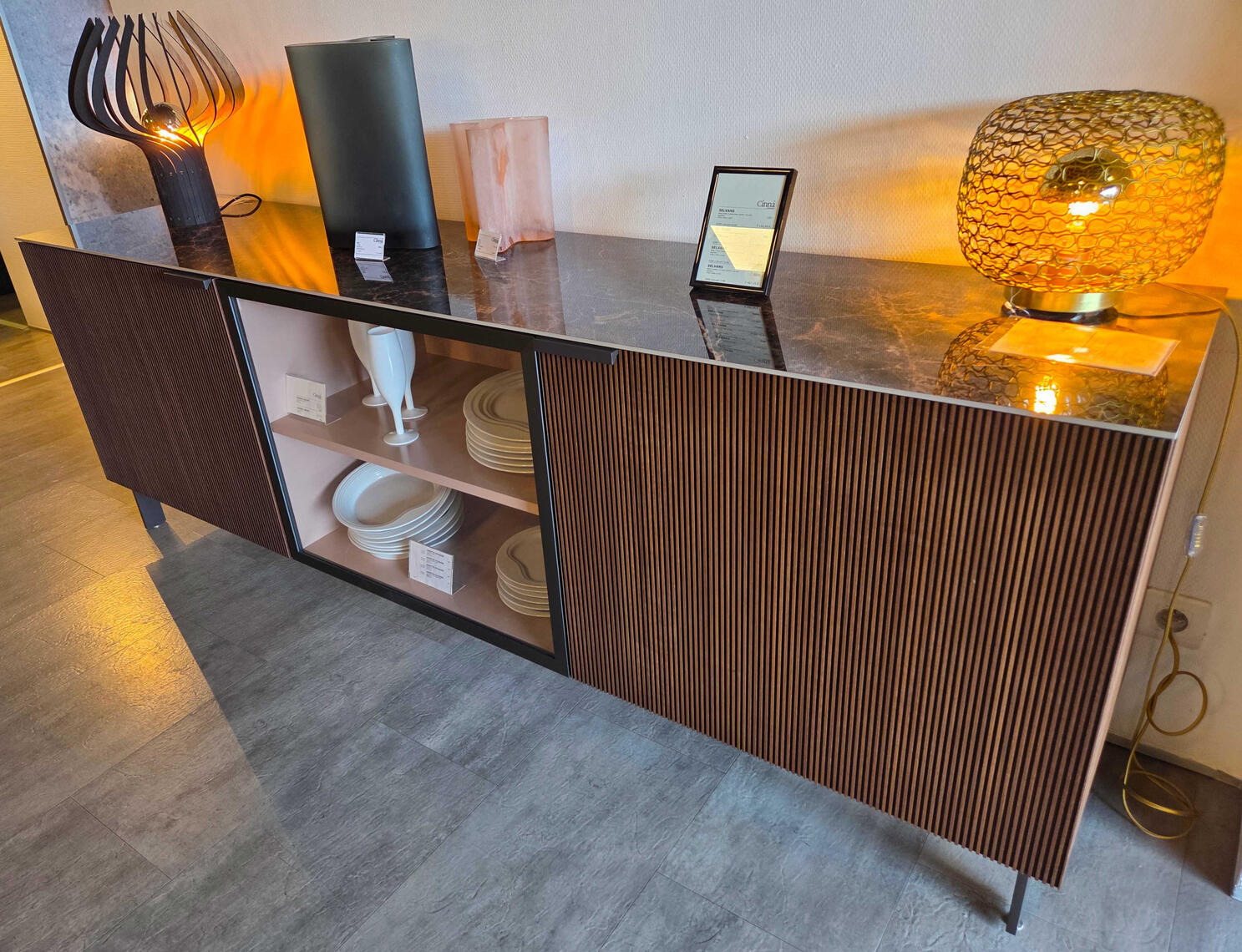 Bahut SELVANS : 2 995 € au lieu de 5 131 € / Portes en noyer sombre, vitrine, dessus en céramique emperador / Dimensions L2077 x H725 x P463 mm