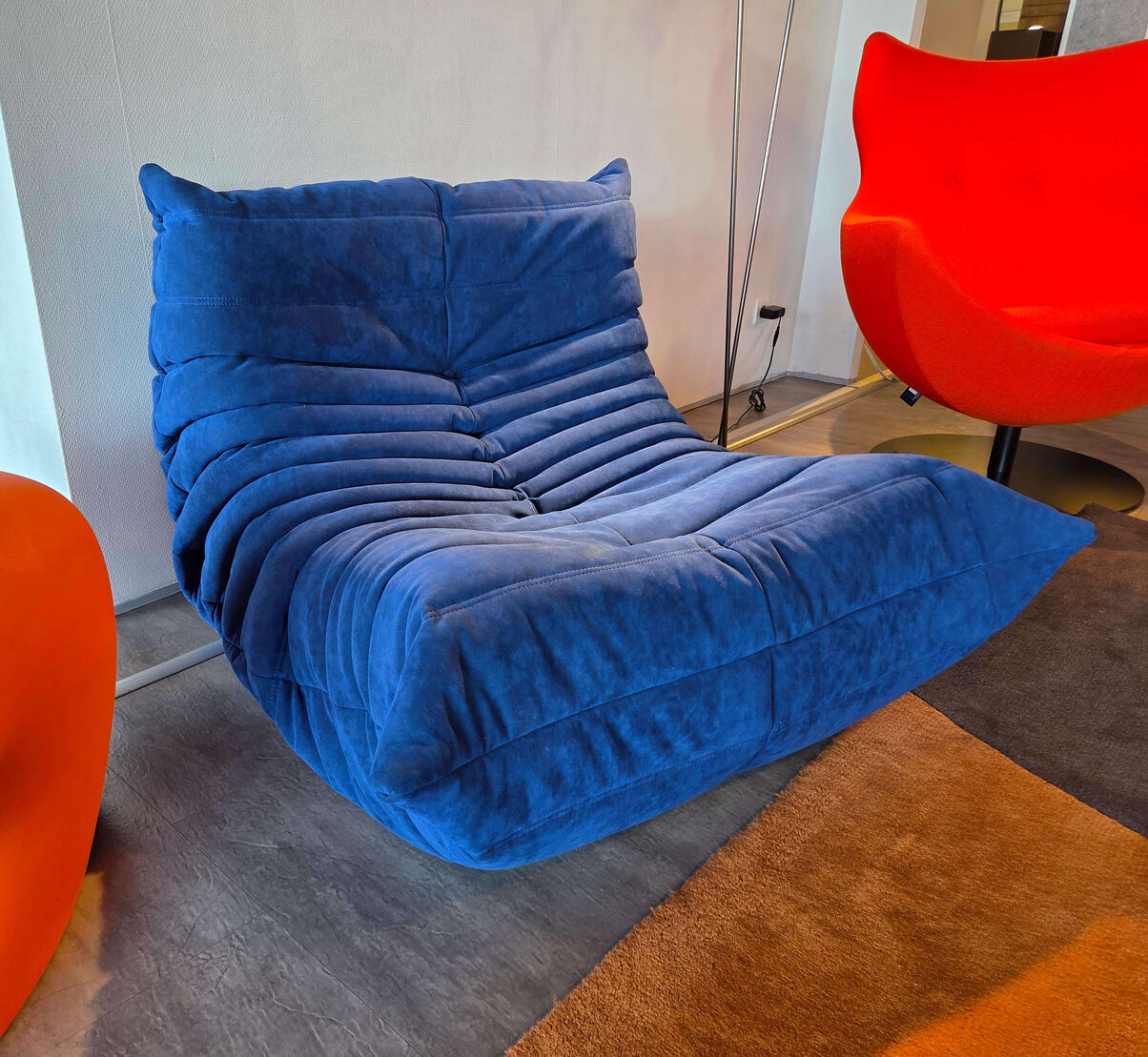 Chauffeuse TOGO : 2 000 € au lieu de 2 718 € / Tissu Alcantara coloris Infanta / Dimensions L870 x P1020 x HT700 mm