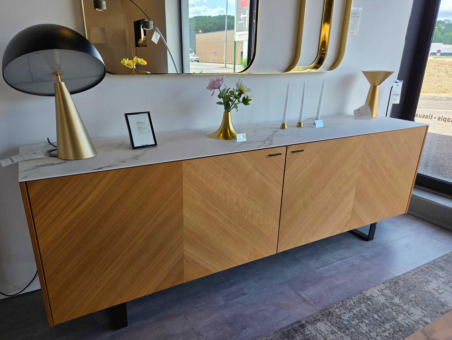 Bahut COPLAN 2 : 2 720€ au lieu de 5 440 € / Portes coulissantes en noyer, dessus en céramique aspect marbre blanc / Dimensions L2258 x H774 x P499 mm