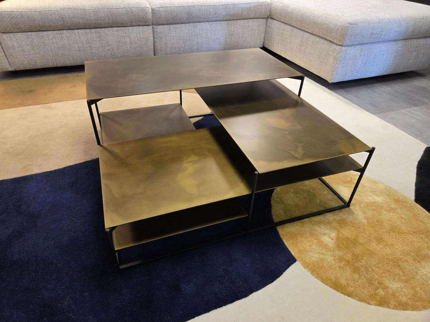 Table basse LOWLANDS : 950 € au lieu de 1917 € / Acier oxydé laiton doré / Dimensions H340 x L 800 x P800 mm