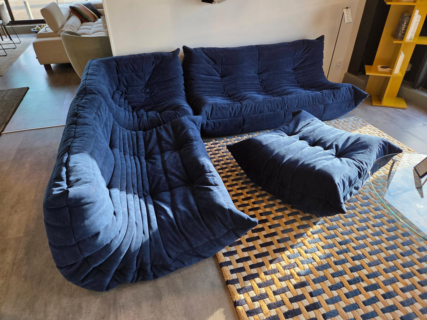 Angle TOGO : 9 700 € au lieu de 14 436 € / Tissu Alcantara coloris Commodore / Dimensions L2760 x P2330 x HT700 mm