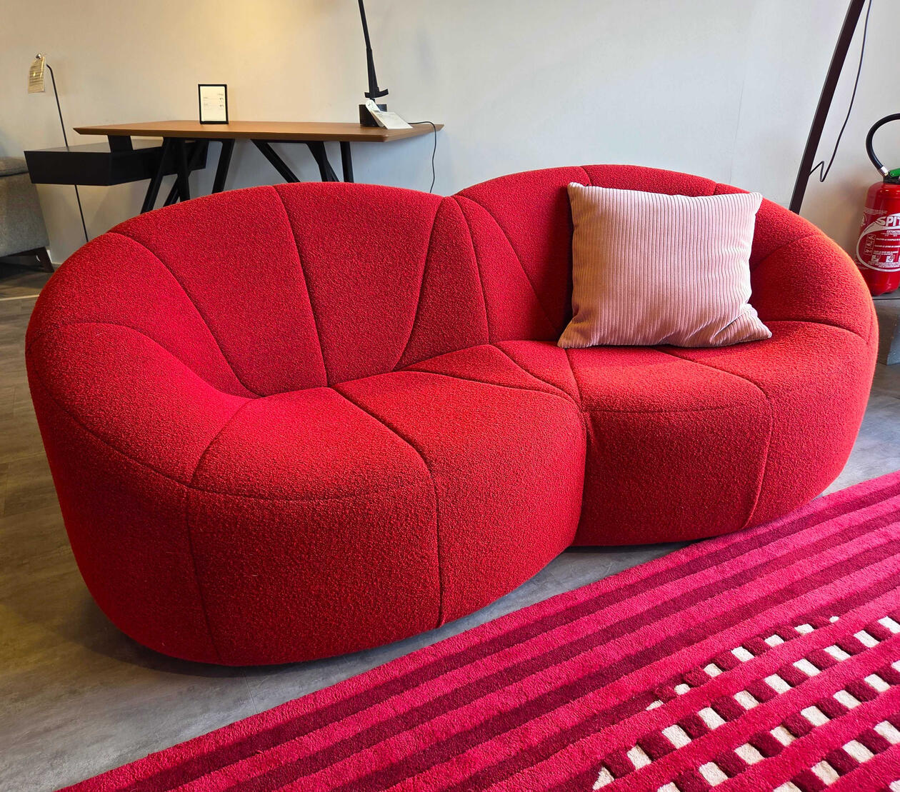 Petit canapé PUMPKIN : 2 300 € au lieu de 3 481 € / Tissu Capa coloris brique / Dimensions H700 x L1780 x Profondeur 830 mm