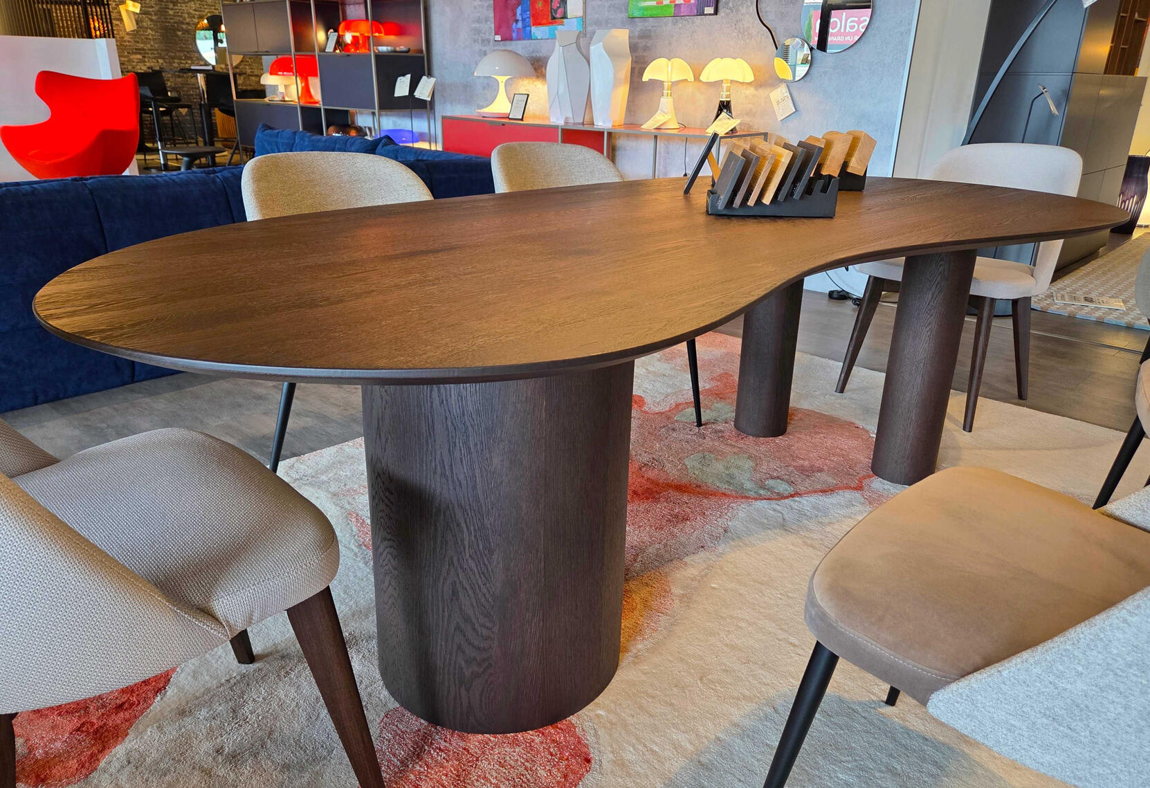 Table à manger CASTLE LINE : 2 990 € au lieu de 4 590 € / Pieds et plateau en chêne teinté noyer / Dimensions L240 x P120 x HT 77 cm