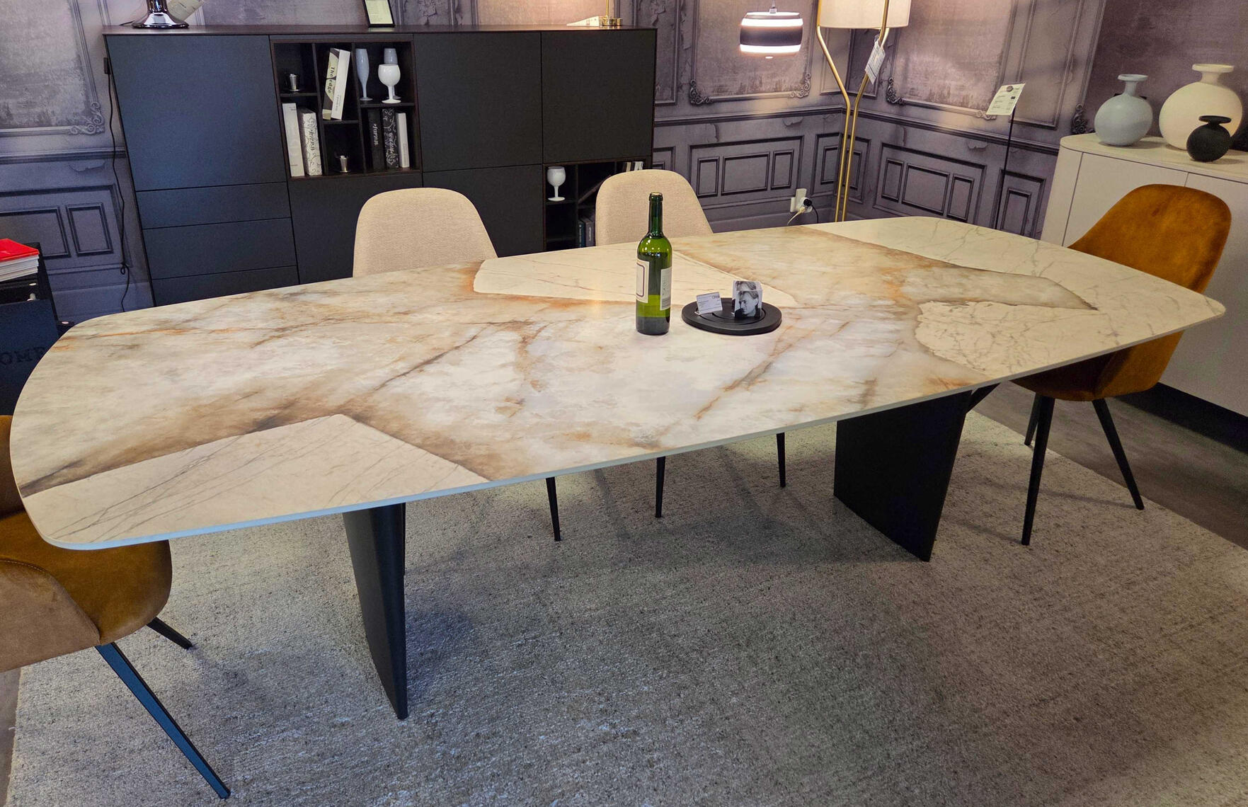 Table à manger AUGUSTE - AKANTE : 2 000 € au lieu de 3 890 € / Pied en acier noir, plateau céramique / Dimensions L260 x P120 x HT 76 cm