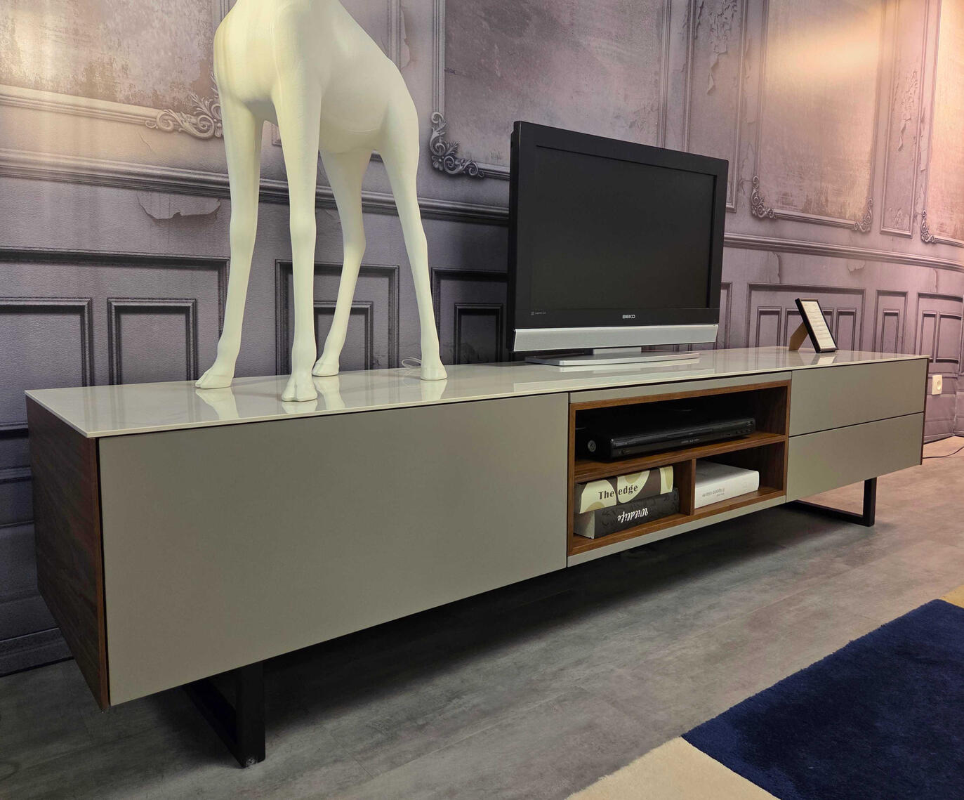 Meuble TV CAHORS - MOVIS : 1 400 € au lieu de 2 995 € / Porte battante et tiroirs en laque, niches en noyer, dessus en céramique / Dimensions L200 x P45 x HT49 cm