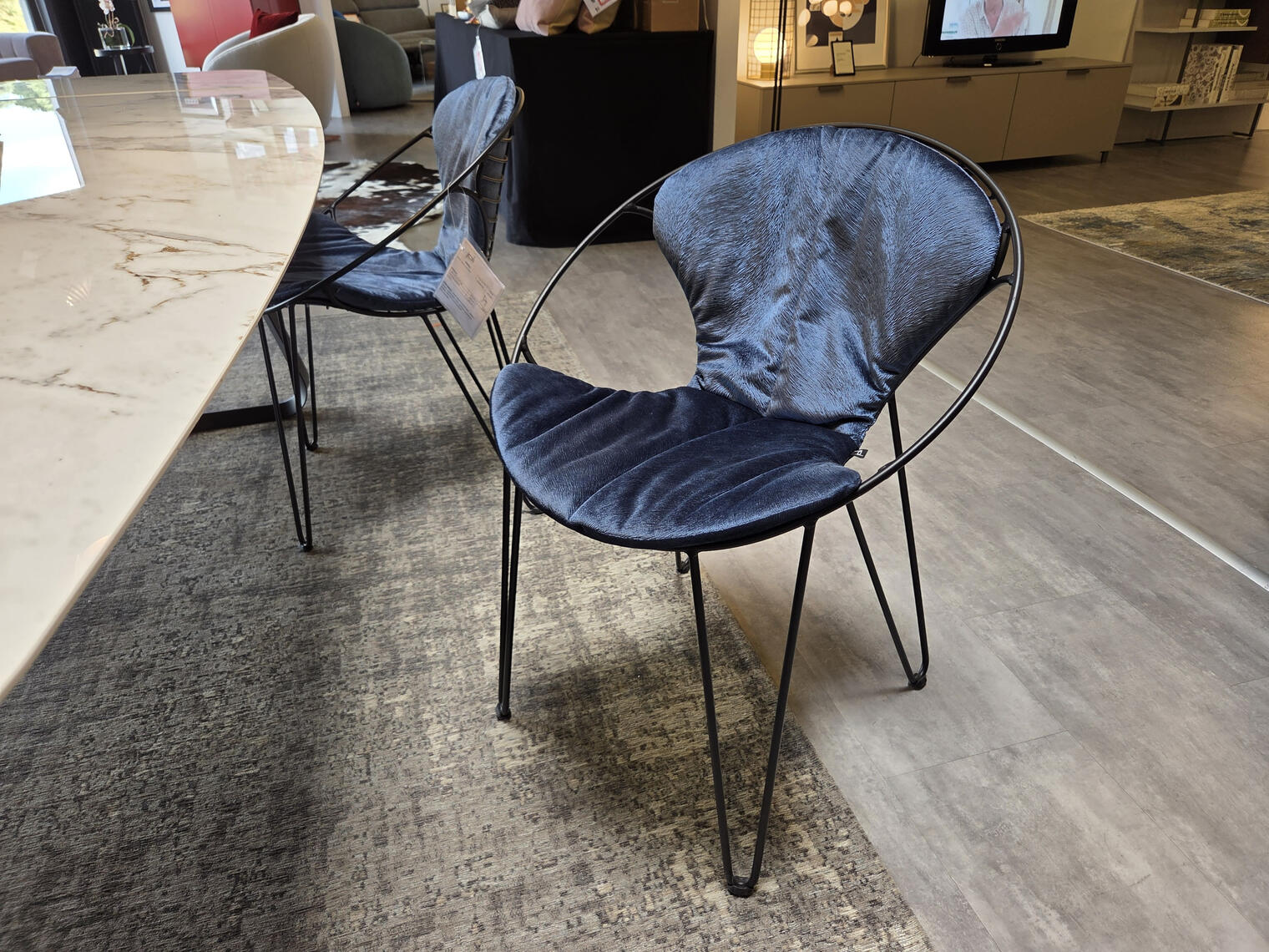 Lot de deux chaises WIRE - JOLI : 780 € au lieu de 1 760 € / Tissu VELVET bleu et acier forgé laqué noir/ Dimensions L60 x P55 x H79 cm